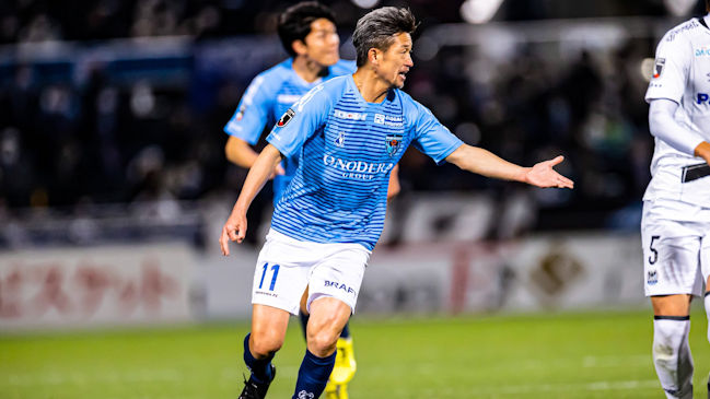 El veterano jugador japonés Kazuyoshi Miura renovó contrato con Yokohama FC a sus 53 años