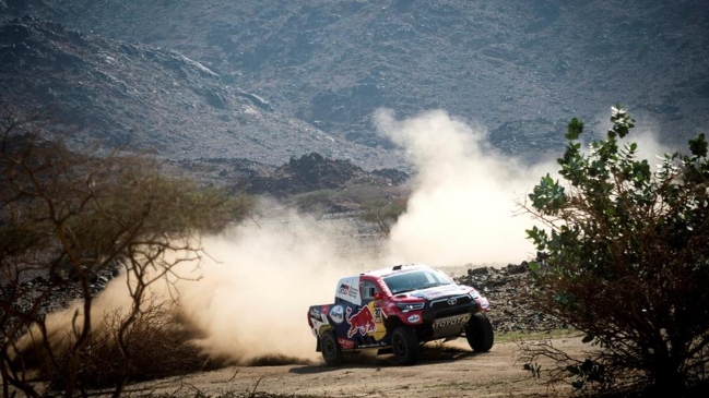 Nasser Al-Attiyah ganó la etapa ocho y le recortó tres minutos a Peterhansel