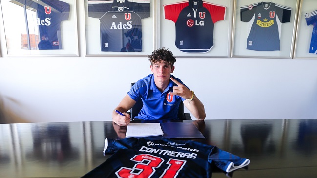 Simón Contreras firmó su primer contrato profesional con la U