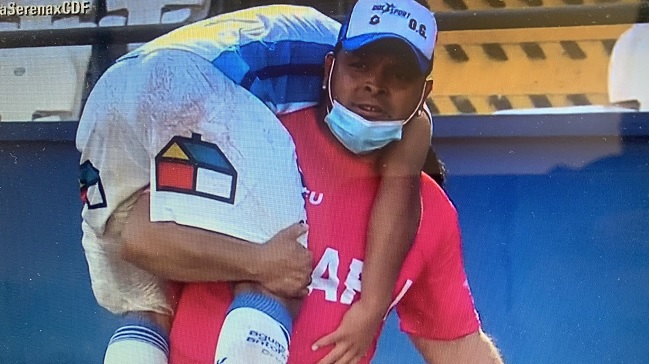 ¡Al hombro! La particular forma en que fue sacado de la cancha Adrián Cuadra tras lesionarse