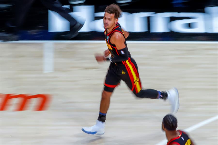 Atlanta Hawks superó a los Sixers de la mano de Trae Young
