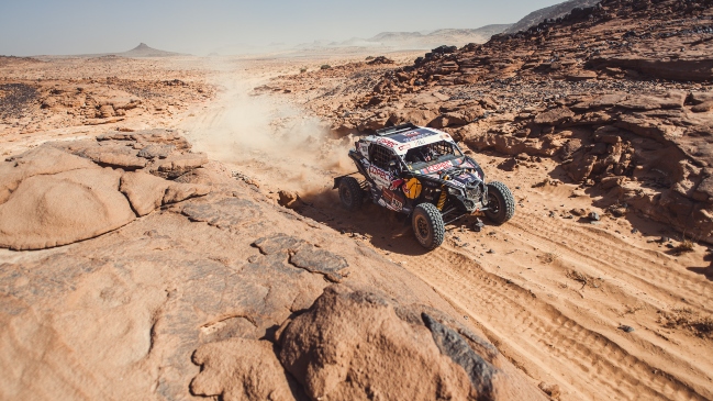 Francisco “Chaleco” López ganó la novena etapa y quedó líder en los vehículos ligeros del Dakar