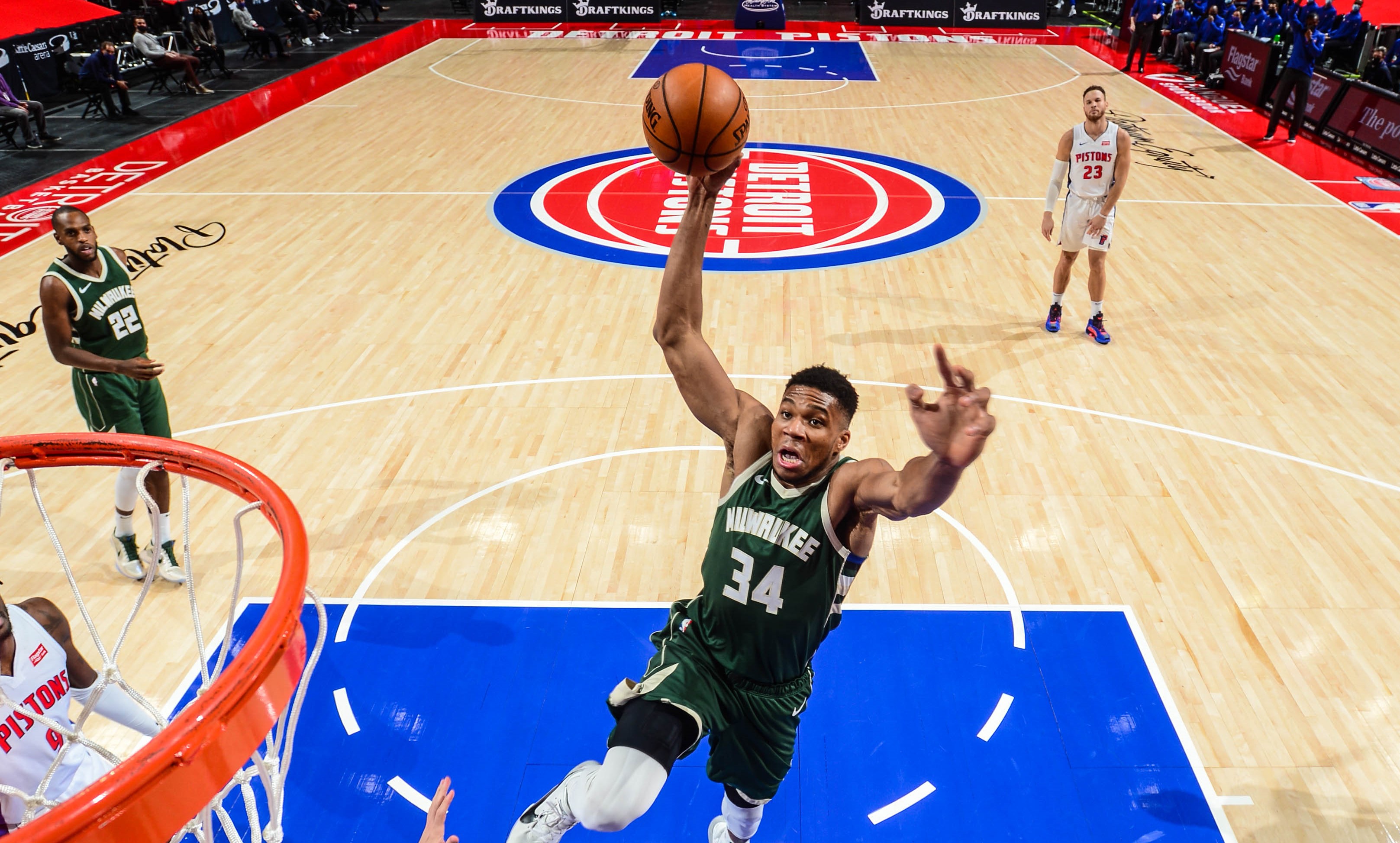 Giannis Antetokounmpo lideró con un triple-doble la victoria de los Bucks sobre Detroit Pistons