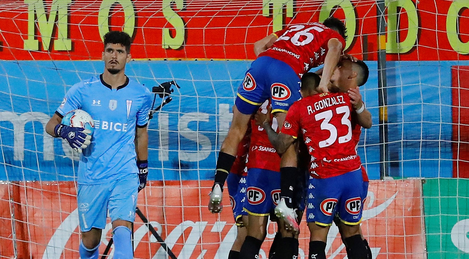 Unión Española asestó el primer golpe ante la UC en Santa Laura con un penal de Carlos Palacios