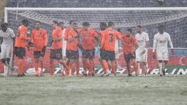 ¡Bajo la nieve! Jugadores de Başakşehir y Sivasspor apenas se veían en la liga turca
