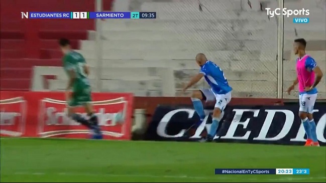 Insólito: Jugador cayó al pozo del estadio en final por el ascenso a Primera División en Argentina