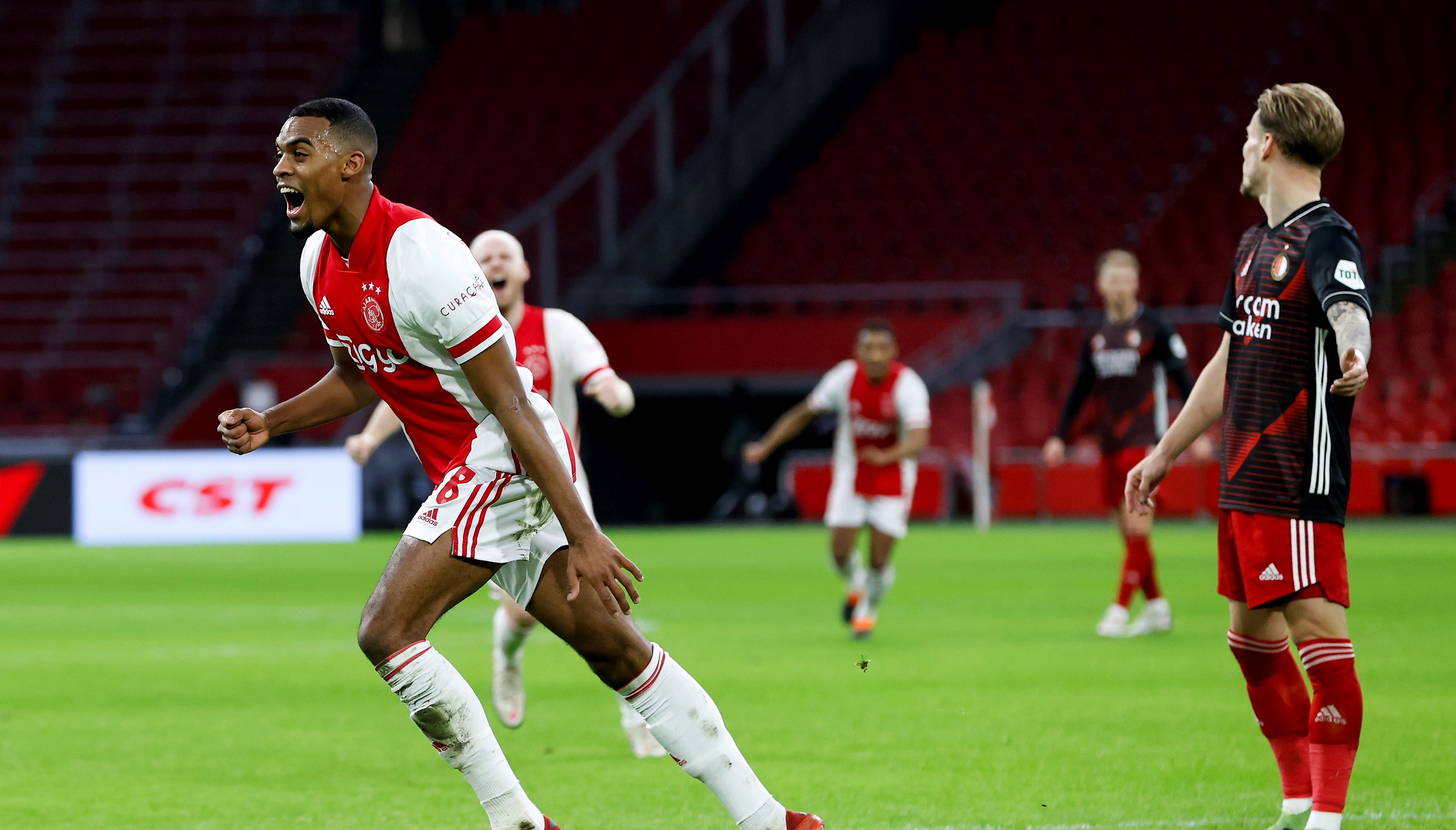 Ajax sigue firme como líder tras batir a Feyenoord en uno de los clásicos de Holanda