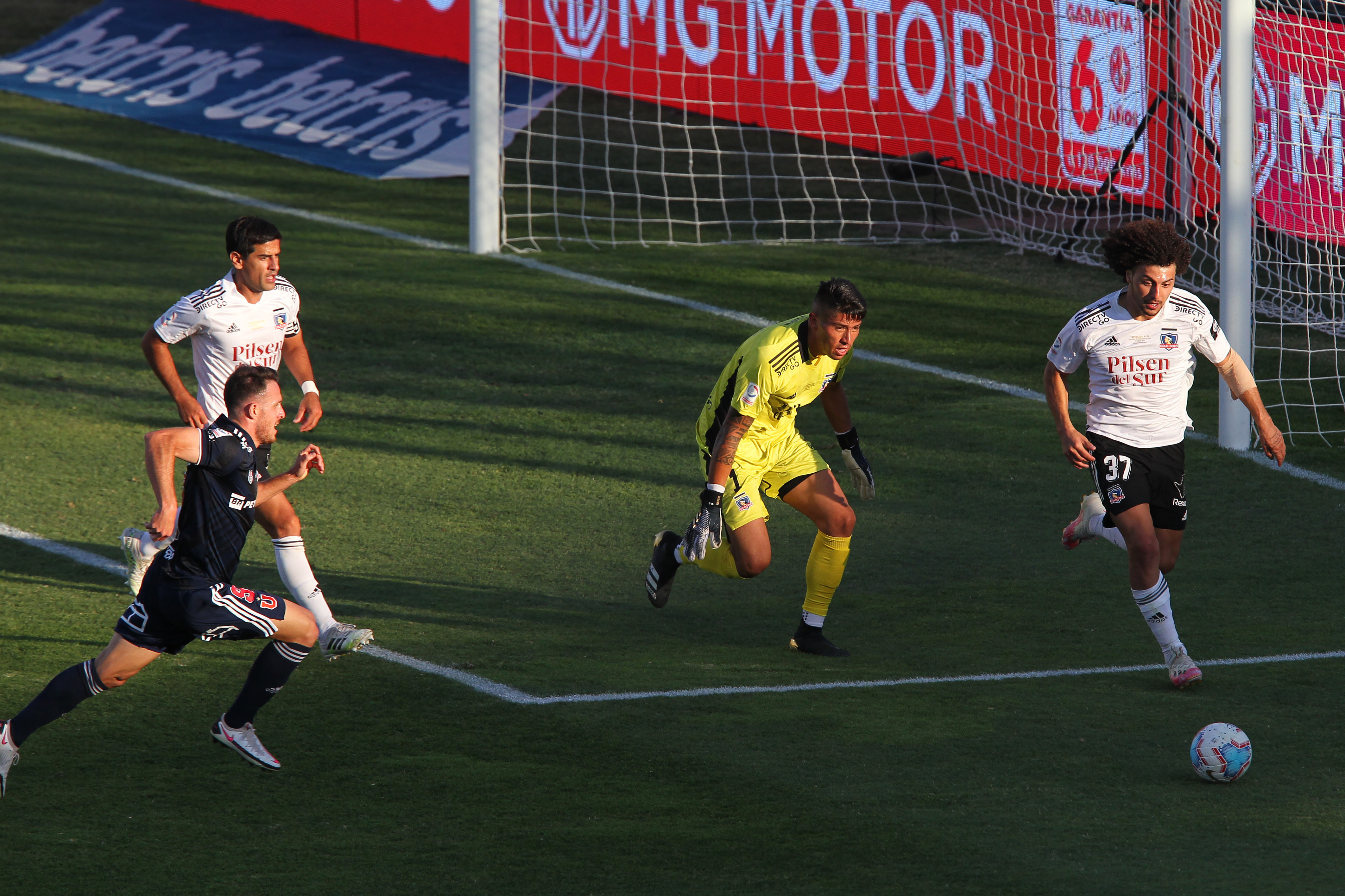 La jugada clave que pudo terminar con el “maleficio” de la U en el Monumental