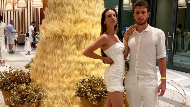 Novia de Angelo Henríquez se enfadó: Los verdaderos hinchas no mandan mensajes feos a una mujer