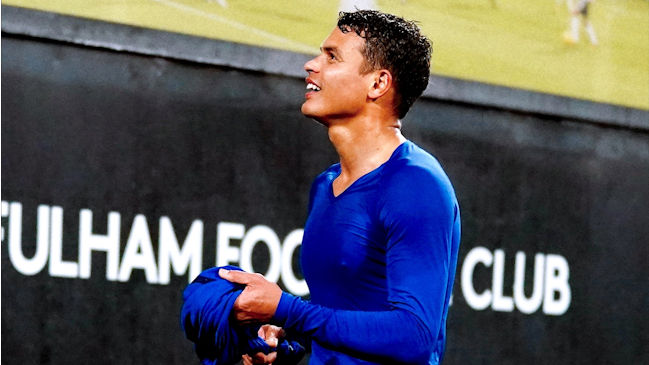 Thiago Silva arriesga ser sancionado por regalar su camiseta a un obrero en Estadio de Fulham