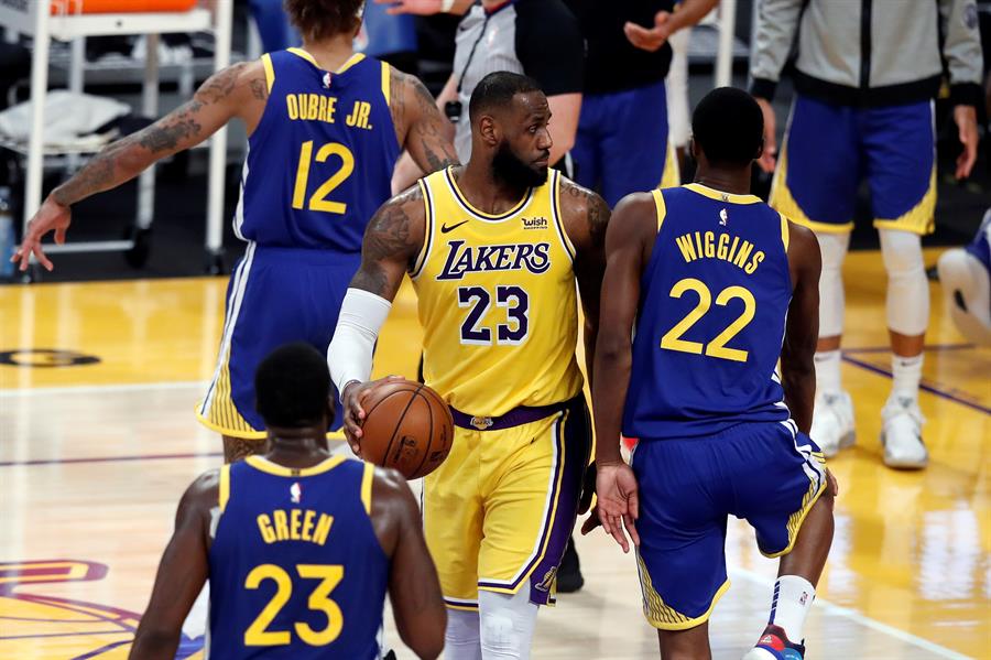 Stephen Curry se impuso a LeBron James en sorpresivo triunfo de Warriors ante Lakers