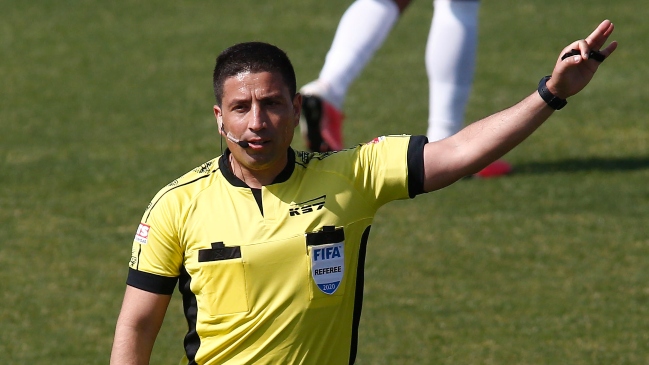 Eduardo Gamboa se llenó de críticas por no sancionar claro penal a favor de Iquique