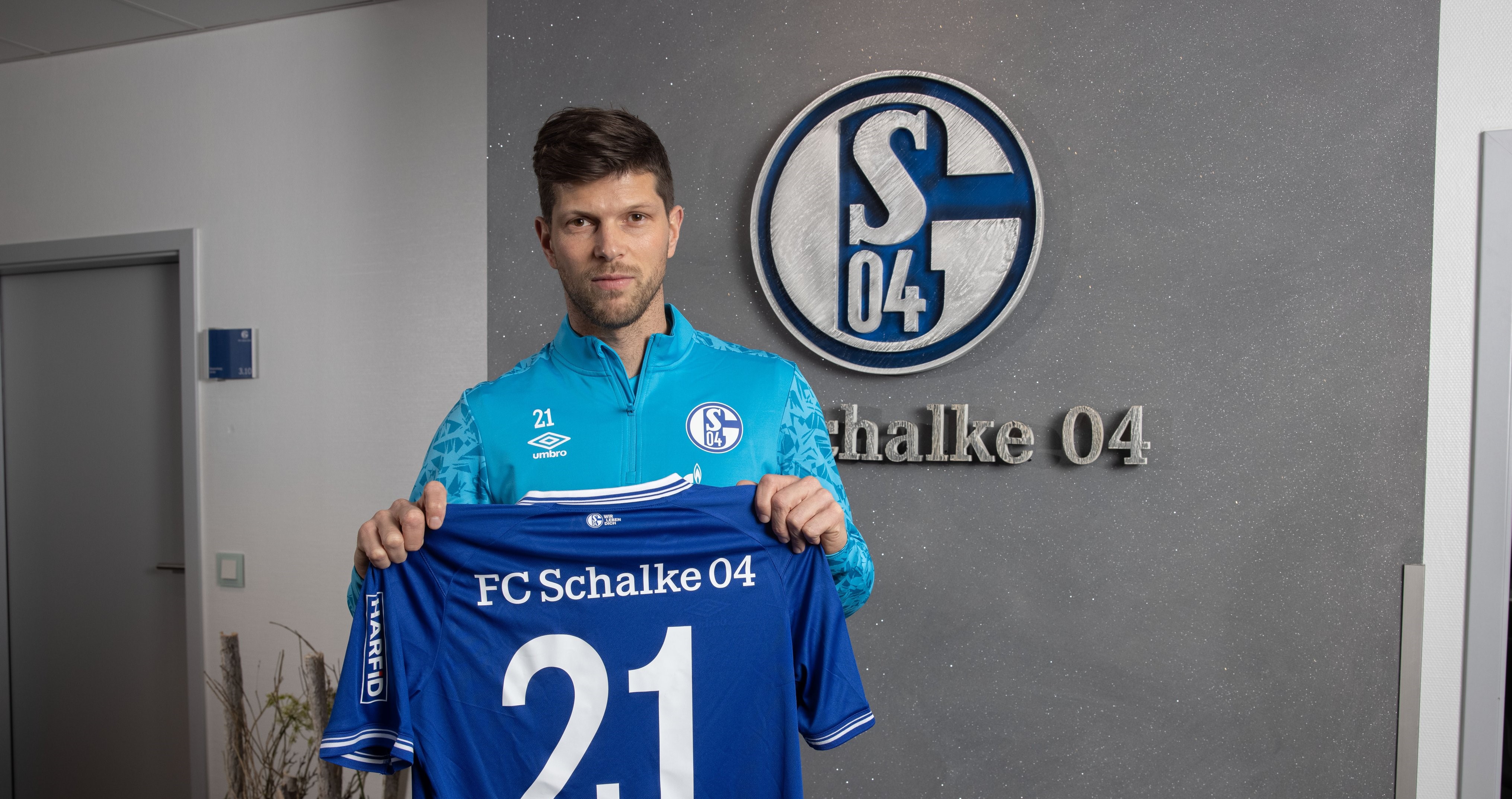 Schalke presentó al delantero Klaas-Jan Huntelaar en su lucha por evitar el descenso
