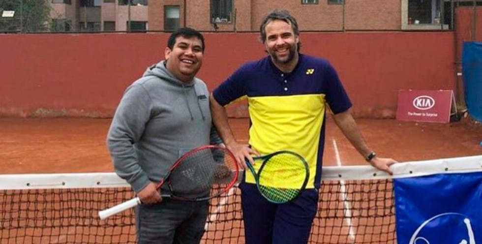 “Saque y Red”: La historia del chileno que trabaja como encordador en el Abierto de Australia