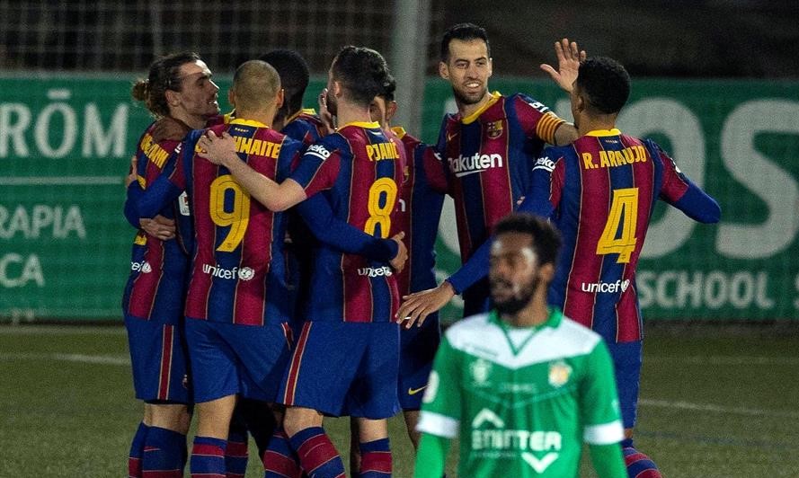 Pese a que le atajaron dos penales, Barcelona eliminó en el alargue a Cornellá en la Copa del Rey