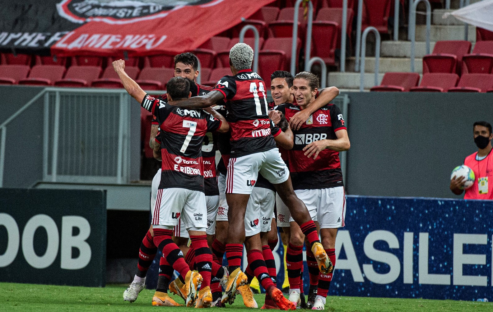 Flamengo de Mauricio Isla venció a Palmeiras de Benjamín Kuscevic y se prendió en el Brasileirao