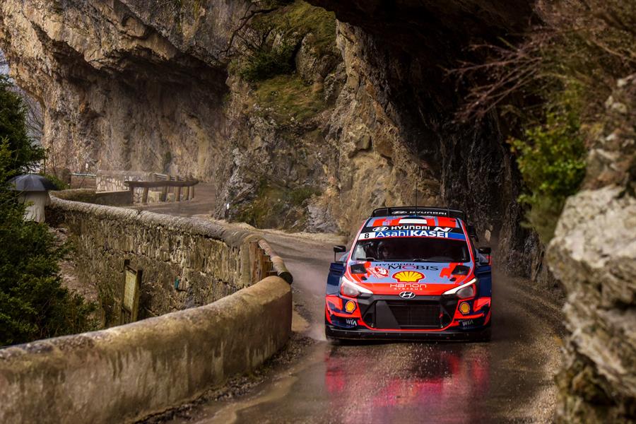 Ott Tanak se retiró tras sufrir dos pinchazos en el Rally de Montecarlo