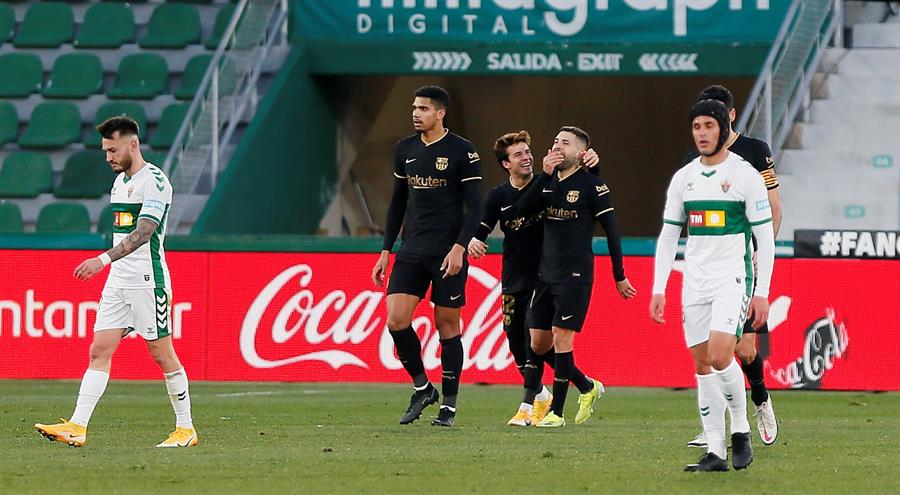 FC Barcelona logró ante Elche su cuarto triunfo seguido en la liga española y escaló en la tabla