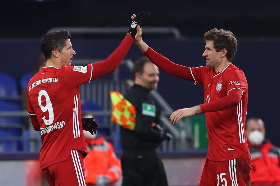 Muller y Lewandowski comandaron la paliza de Bayern Munich al colista Schalke
