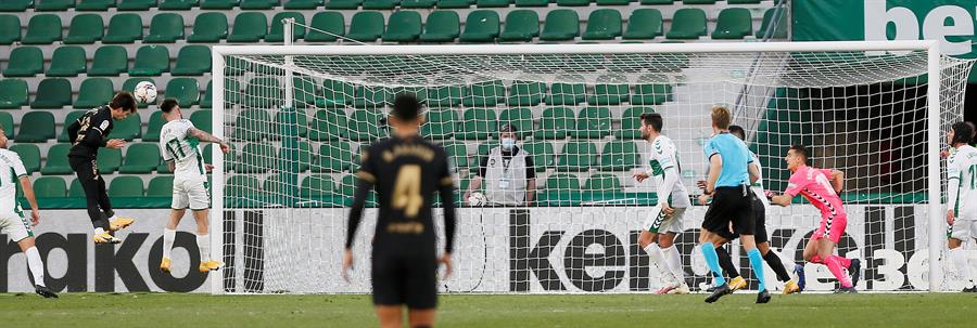 Sin Lionel Messi, FC Barcelona derribó a Elche y se prendió en la liga española