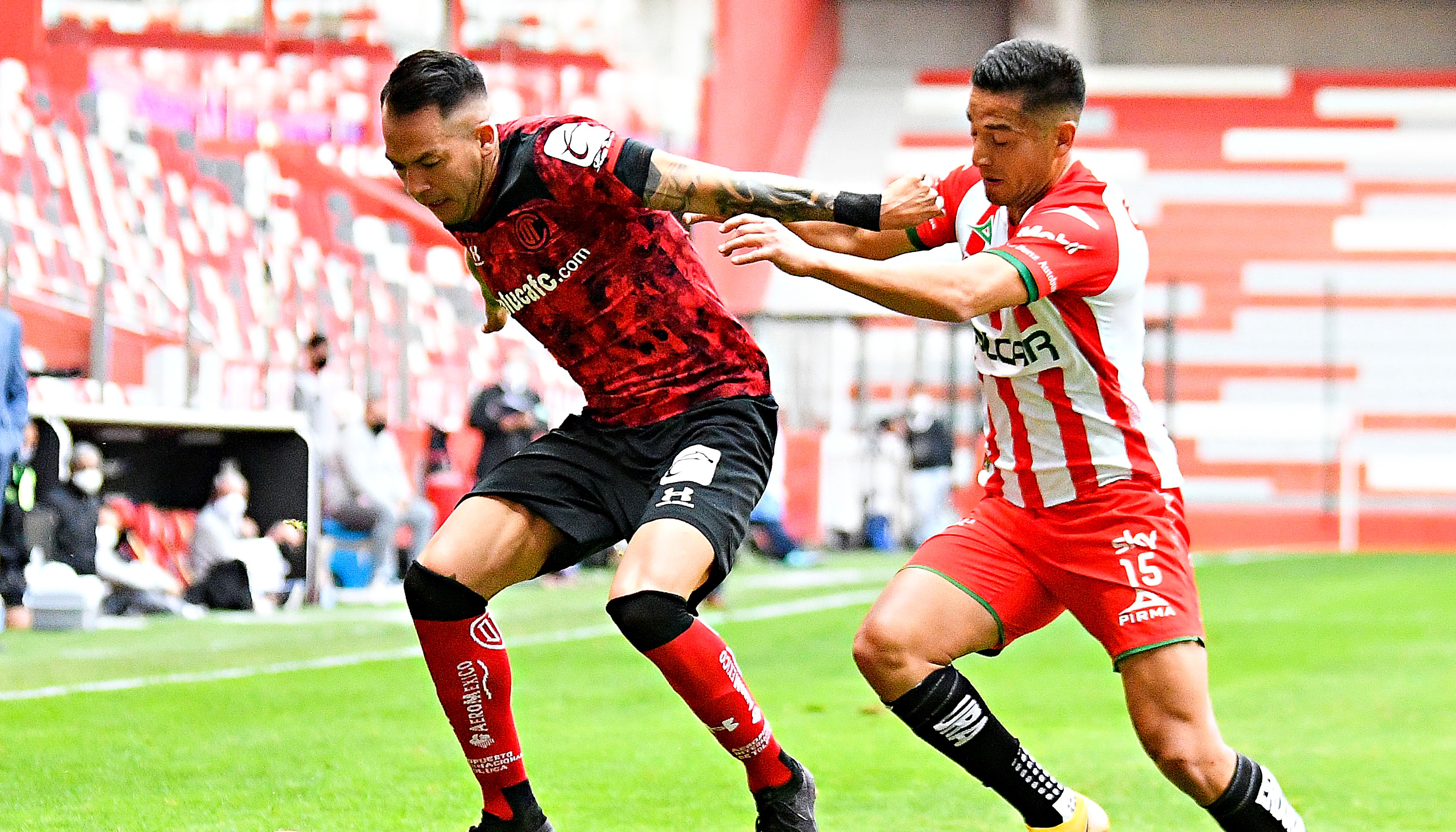 Claudio Baeza le ganó el duelo de chilenos a Juan Delgado y Yerko Leiva en triunfo de Toluca sobre Necaxa