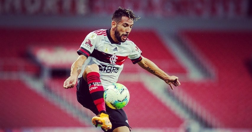 Flamengo de Mauricio Isla perdió terreno en la lucha por el liderato tras caída con Atlético Paranaense