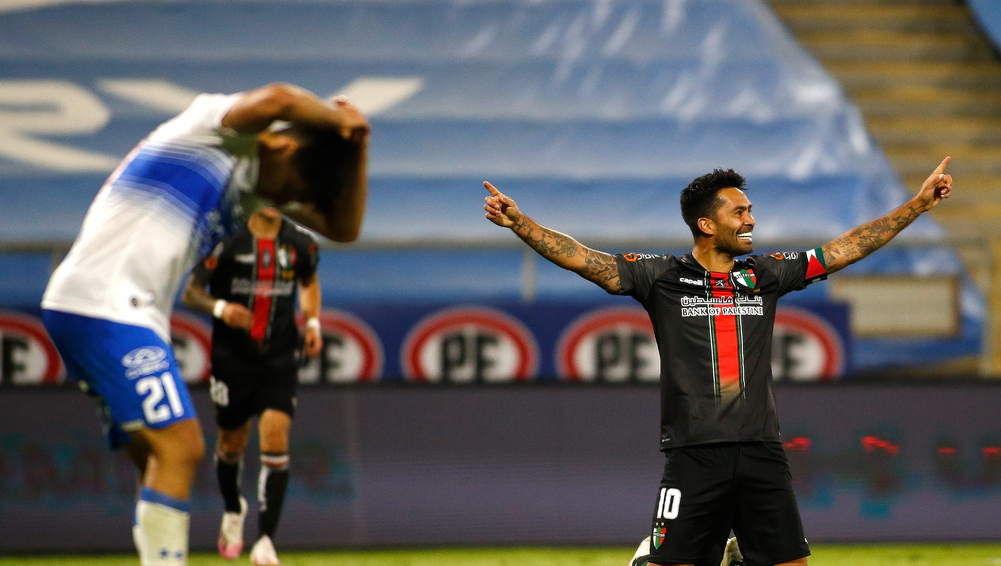 Luis Jiménez otra vez se lució con una “mágica” tijera y Palestino retomó su ventaja ante la UC