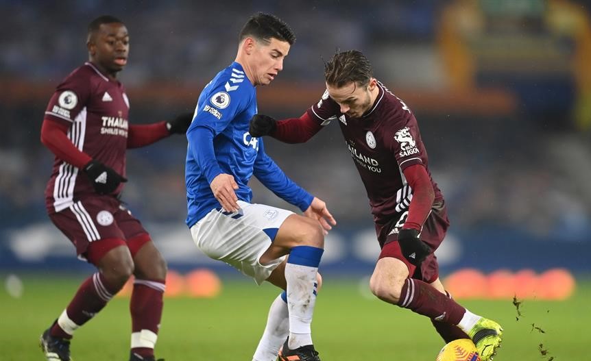 Leicester se repuso a un golazo de James, pero sólo igualó con Everton y no pudo trepar a la cima
