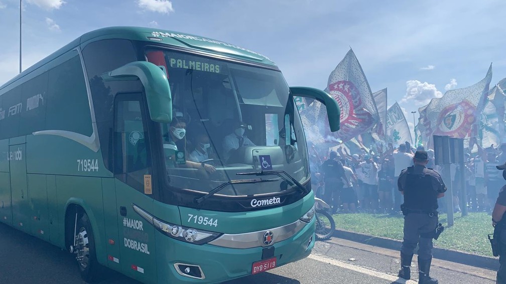 Sin protocolos: Hinchas dieron masiva despedida a Palmeiras en el viaje a Río para la final de la Libertadores