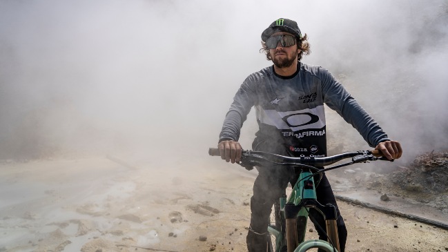 “Ekleipsis”: El gran recorrido del rider Pedro Feirrera en pleno eclipse solar