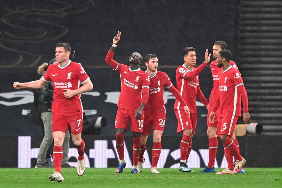 Liverpool cortó mala racha y se reenganchó en la Premier tras vencer a Tottenham