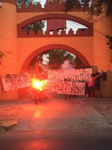Hinchas de Unión Española se manifestaron en Santa Laura tras la salida de Ronald Fuentes