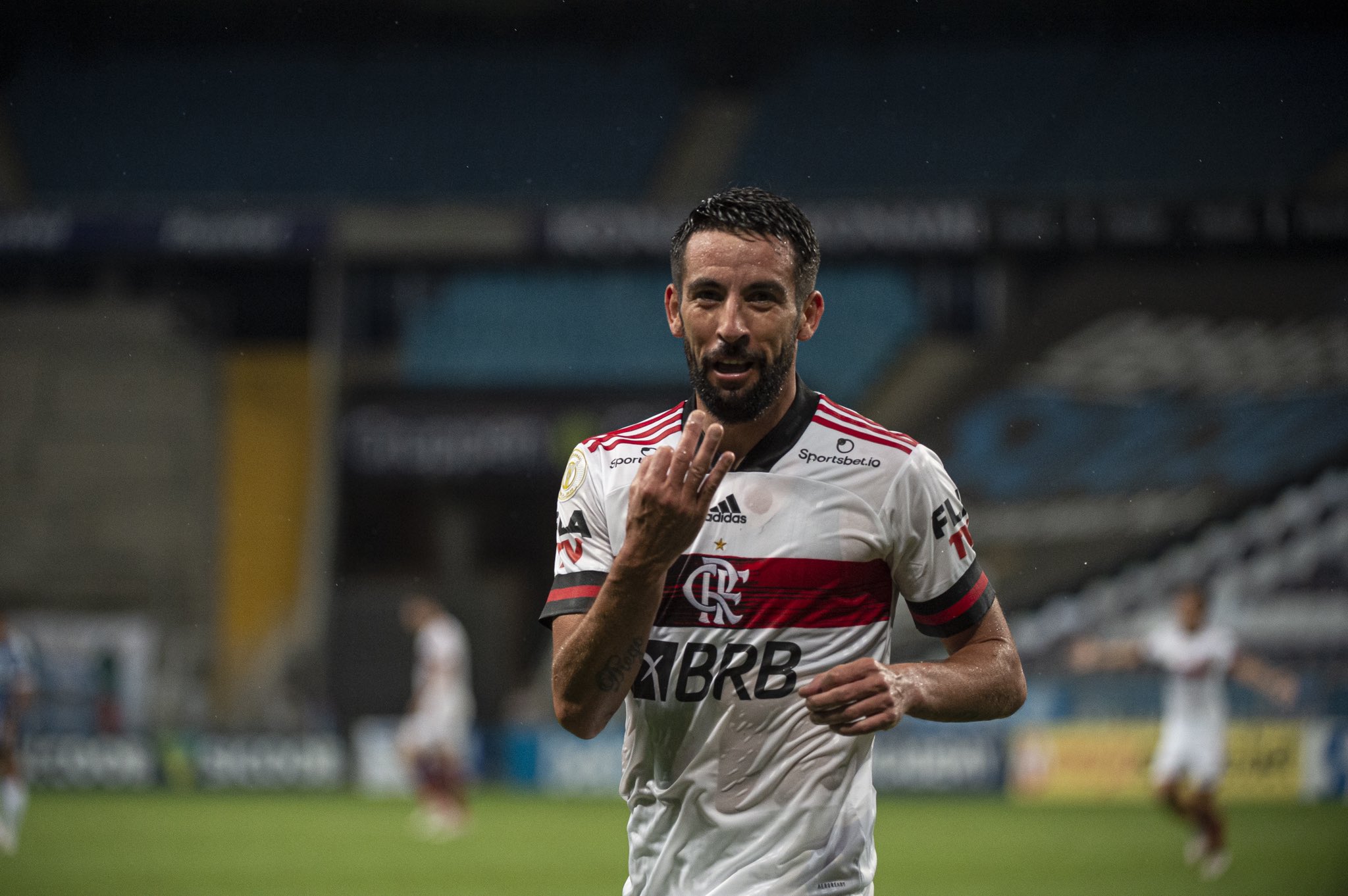 Flamengo contó con un gol de Mauricio Isla en victoria sobre Gremio y quedó como escolta en Brasil