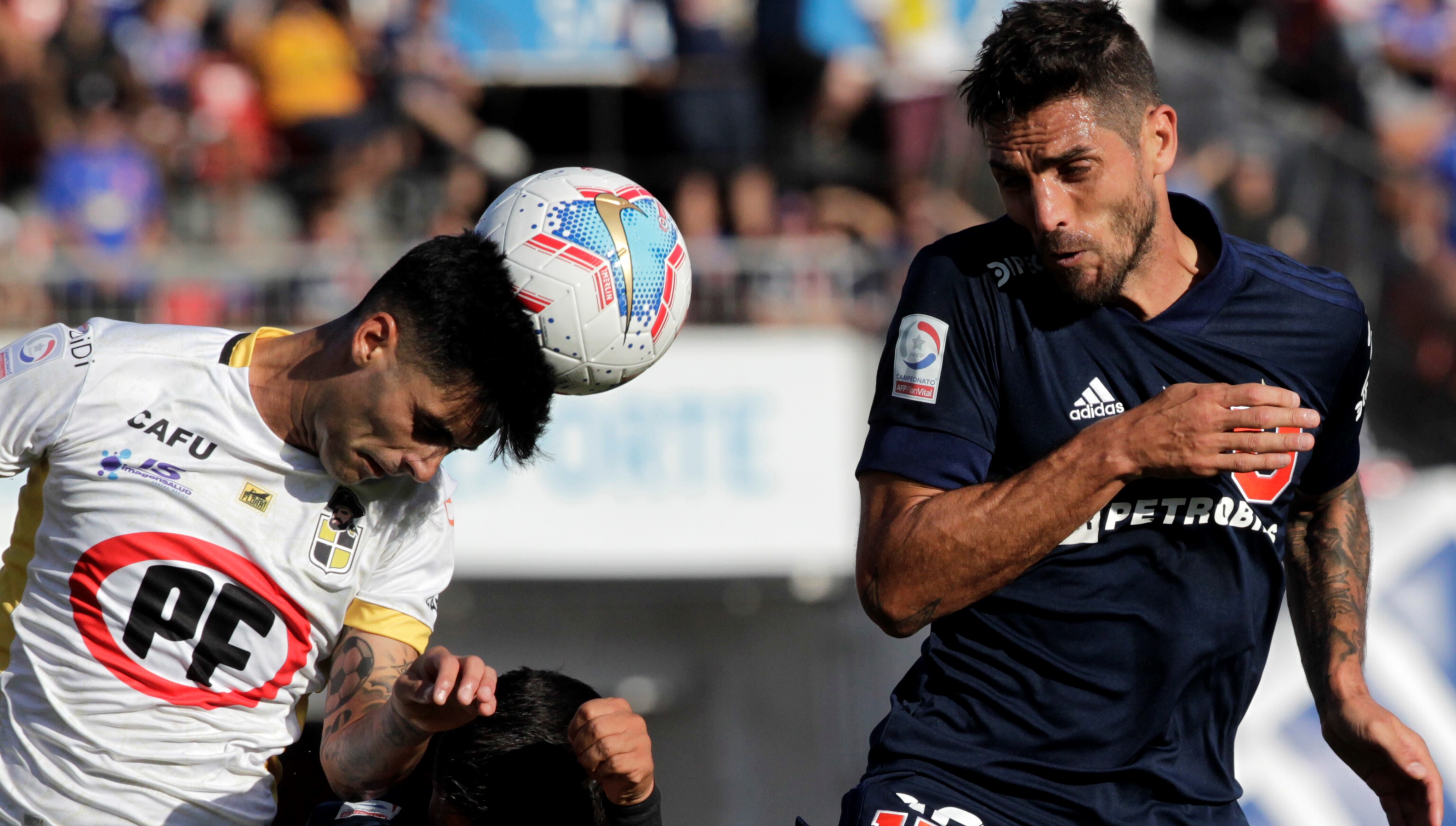 Coquimbo y U. de Chile se juegan sus chances de seguir en Primera en un duelo de dientes apretados