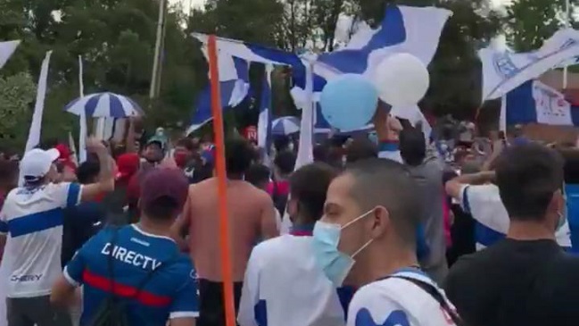 Hinchas de la UC realizaron un banderazo de cara al fin del torneo