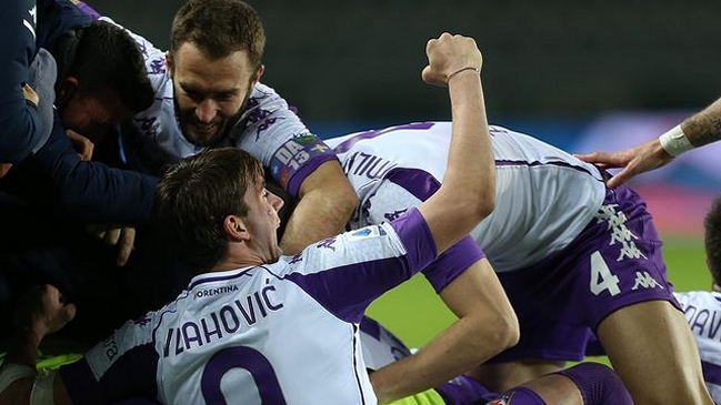 Erick Pulgar estuvo presente en empate que salvó Fiorentina con dos expulsados ante Torino