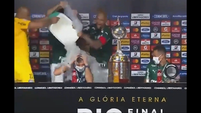 Técnico de Palmeiras fue empapado por sus pupilos en la conferencia de prensa