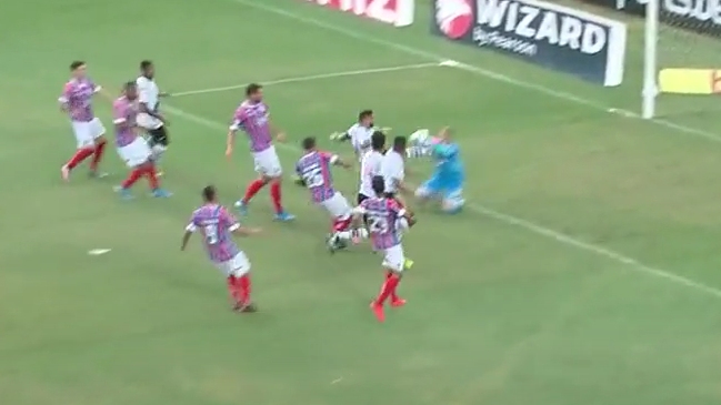 La feroz patada en el rostro que Leandro Castán le dio al arquero rival en la liga brasileña