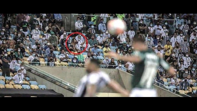 Medio brasileño busca a “desubicada” pareja que se tomó una selfie durante el gol de Palmeiras