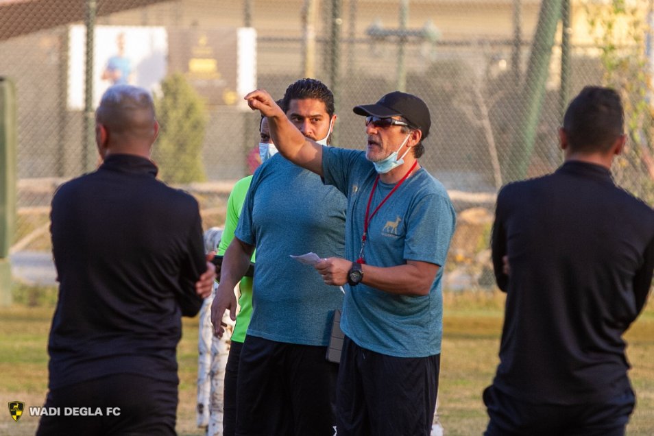 Mario Salas ya dirigió su primera práctica como entrenador de Wadi Degla FC de Egipto