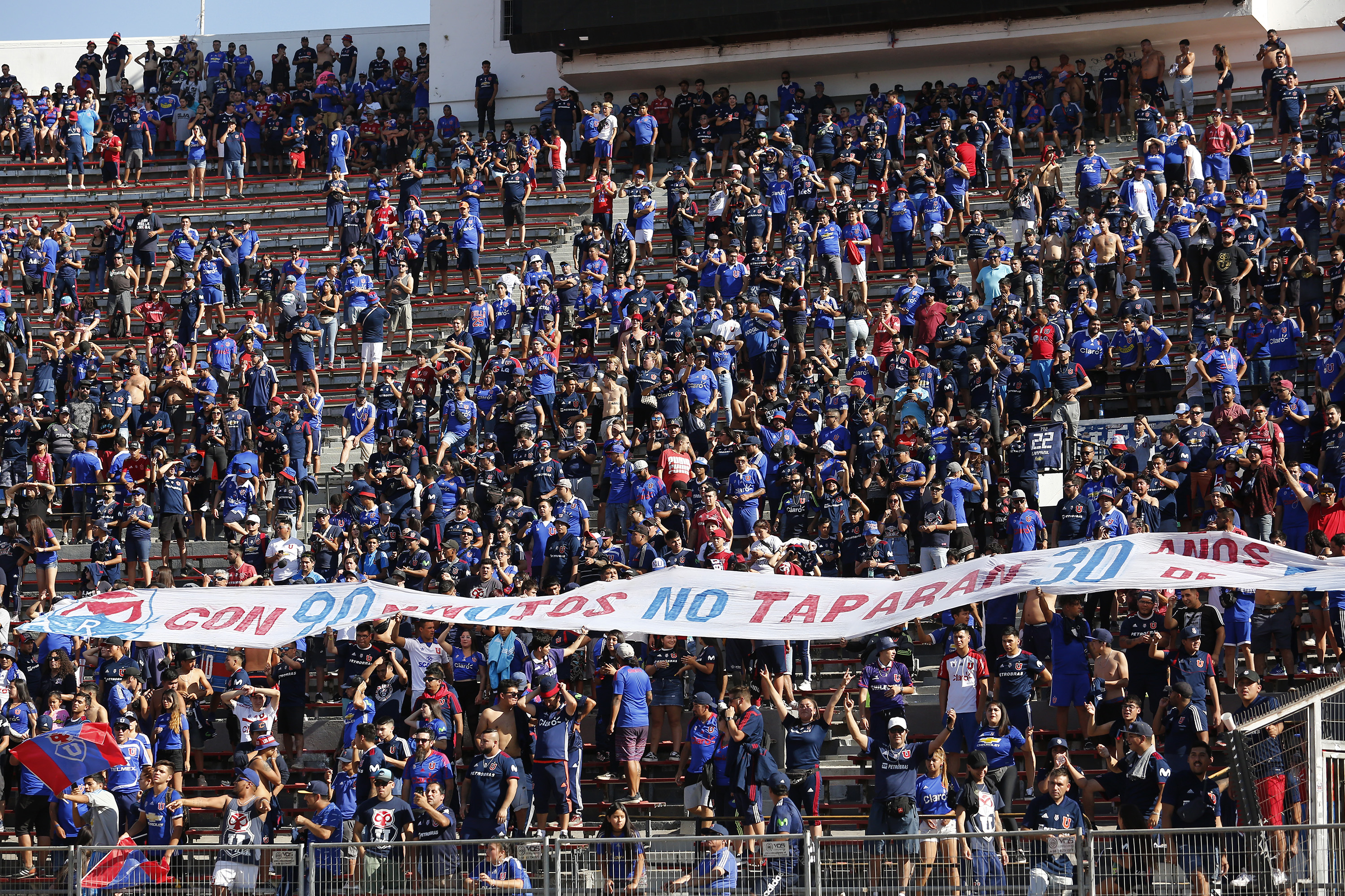Hinchas de Universidad de Chile se manifestaron contra Azul Azul con lienzos en el CDA