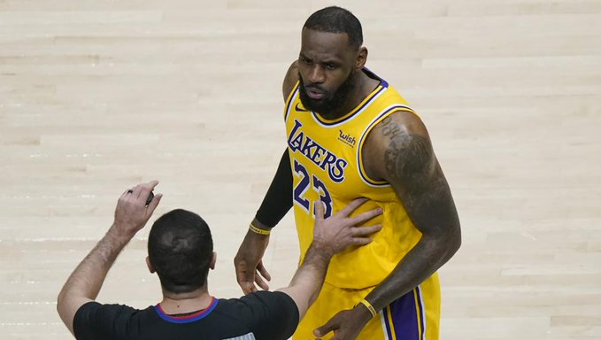 La fuerte discusión de LeBron James con una aficionada en triunfo de los Lakers