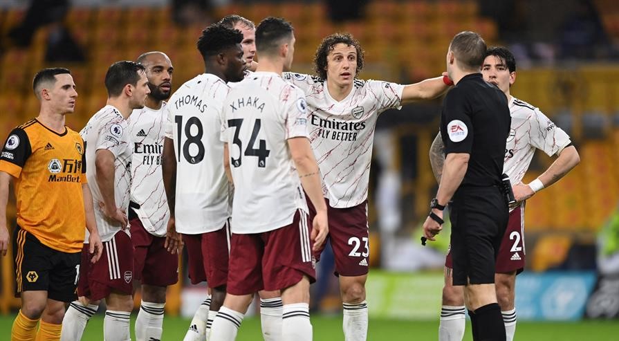 Expulsiones de David Luiz y Bernd Leno marcaron la derrota de Arsenal ante Wolves en la Premier
