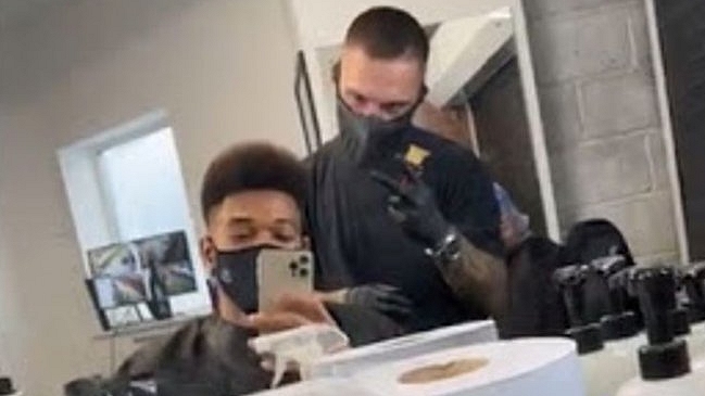 Futbolista fue multado por cortarse el pelo