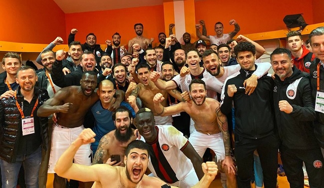 Enzo Roco le ganó el duelo de chilenos a Junior Fernandes en la Supeliga turca