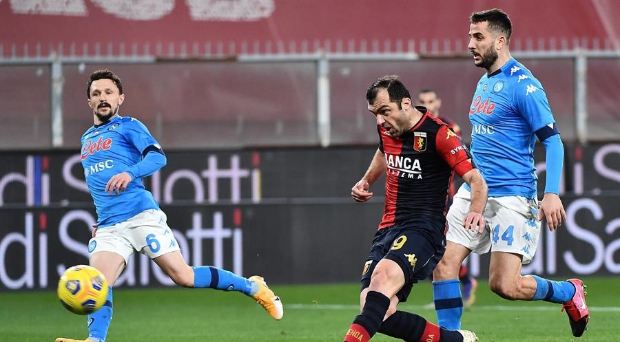Napoli perdió terreno en la parte alta de la Serie A tras caída ante Genoa