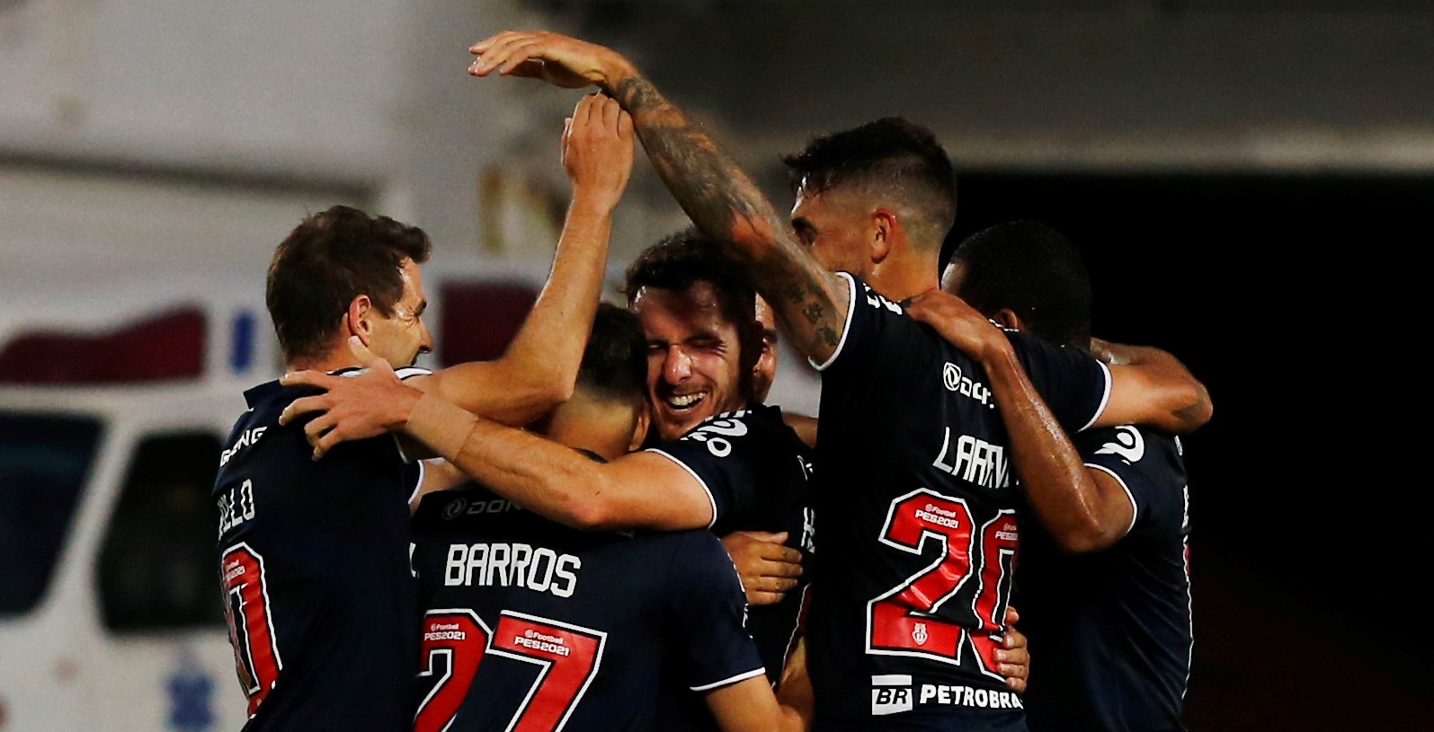 Angelo Henríquez sorprendió con hermosa volea para golpear a Unión Española