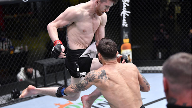 ¡En 28 segundos!: El espectacular rodillazo de Cory Sandhagen que noqueó a Frankie Edgar