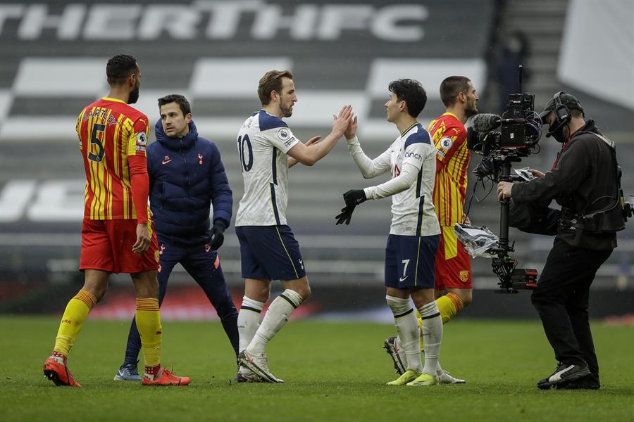 Tottenham derribó a West Bromwich en la Premier con goles de Kane y Son