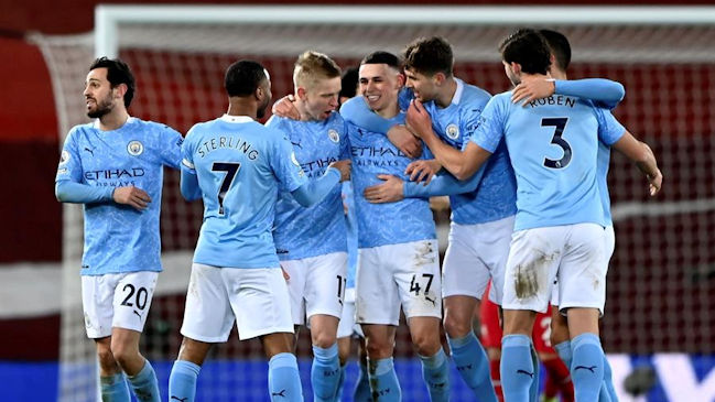 Manchester City fulminó a Liverpool en Anfield y se aferró al liderato de la Premier League
